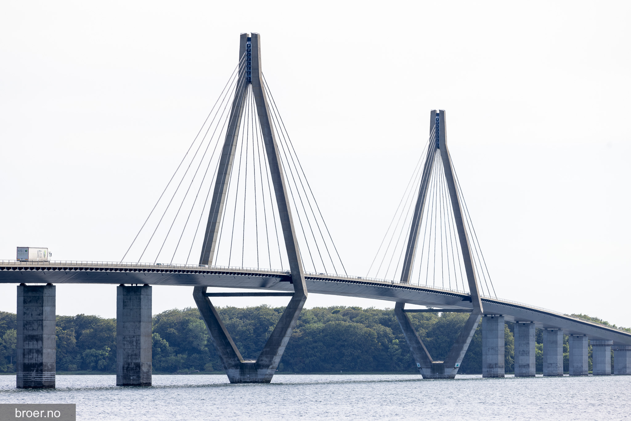 bilde av Farøbroene Høybroen
