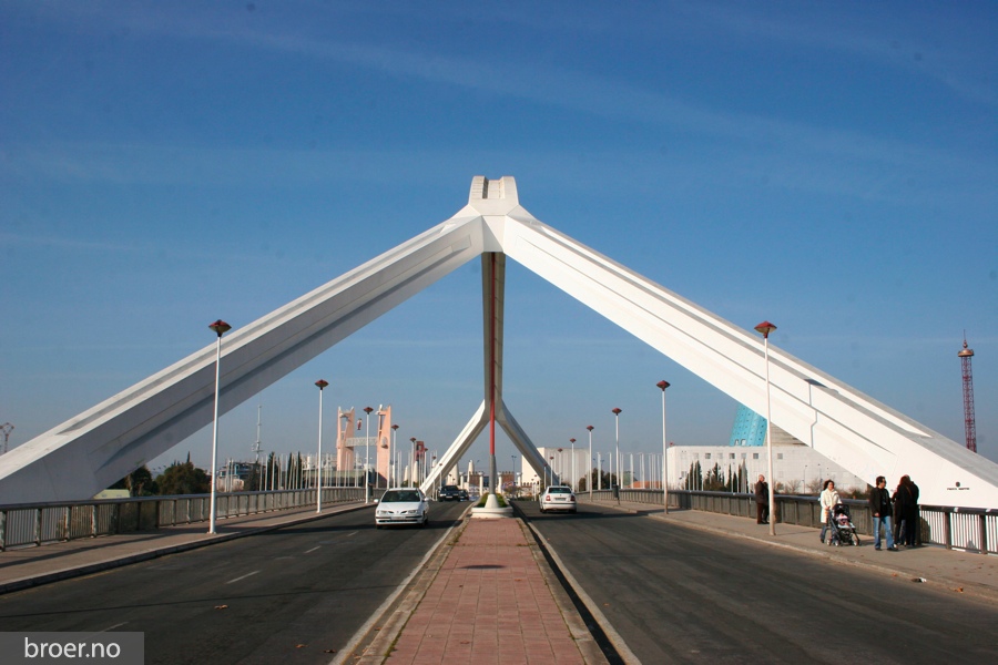 picture of La Barqueta Bridge