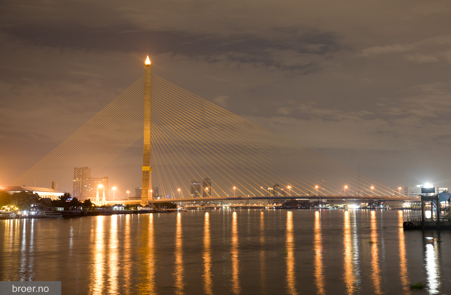 bilde av Rama VIII Bridge